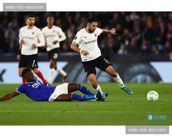 特写:伤愈复出的尼斯前锋拉波尔德,在训练课后加练射门