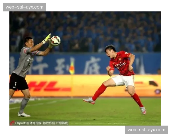 特写:绝平后激情庆祝,河南队新帅金度勋与教练组相拥释放压力 特写:绝平后激情庆祝,河南队新帅金度勋与教练组相拥释放压力